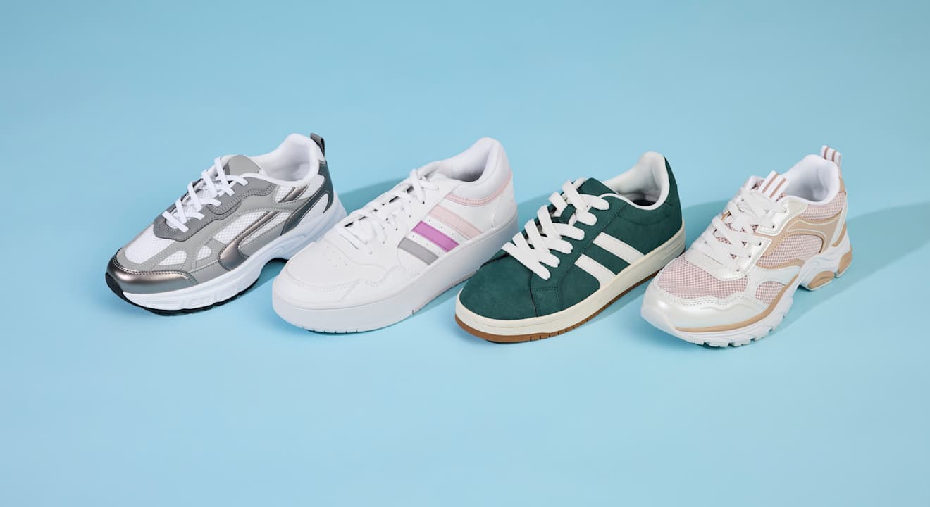 Vier unterschiedliche Sneaker-Schuhe stehen nebeneinander