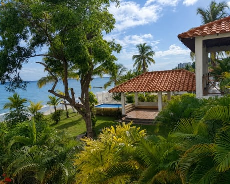 BEACHFRONT HOUSE IN PLAYA BLANCA, FARALLÓN | $4,000 PER MONTH