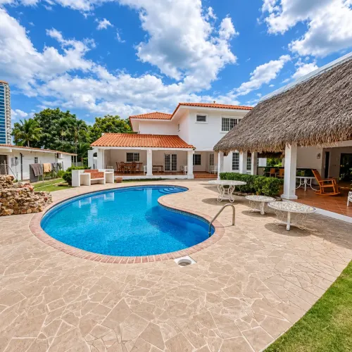 Casa de 3 habitaciones en Coronado en alquiler 2 niveles con piscina