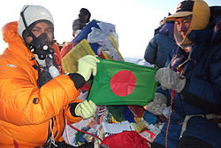 মাউন্ট এভারেস্ট চূড়ায় বাংলাদেশের পতাকা হাতে মুসা ইব্রাহীম (বামে)