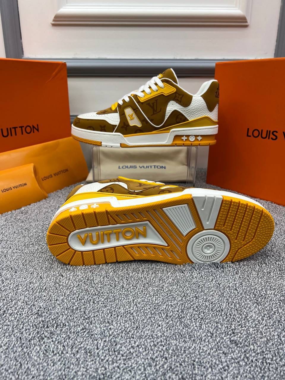 Louis Vuitton Sneaker - Golden & White