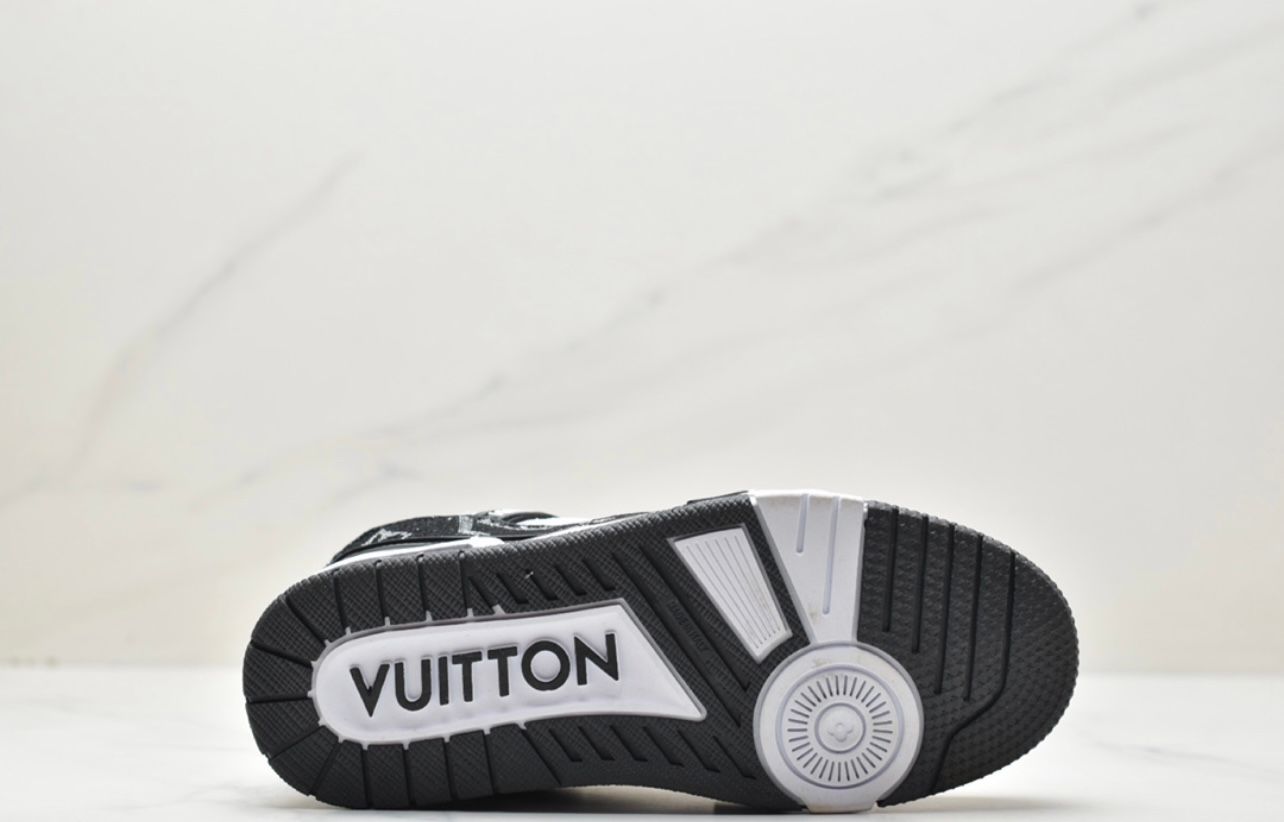 Louis Vuitton Trainer - Black & White