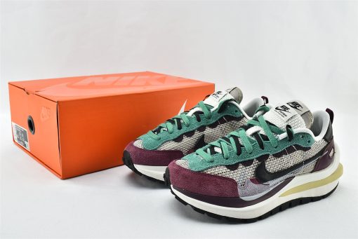 Nike Vaporwaffle sacai Villain Red Neptune Green