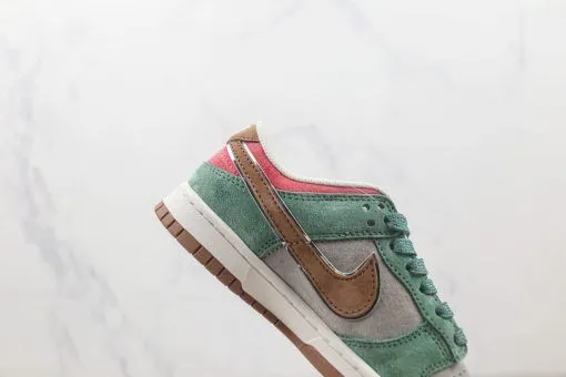 Otomo Katsuhiro x NK SB Dunk Low “Steamboy OST” Green