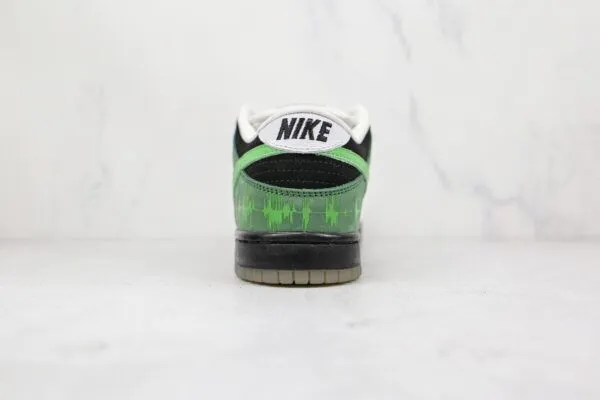 NIKE SB Dunk Low White black green