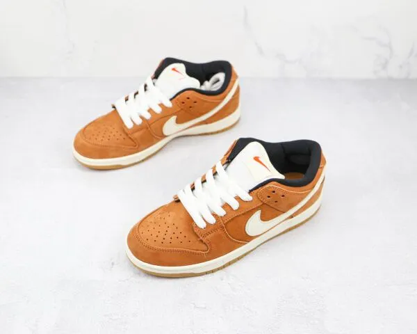 NIKE SB Dunk Low Brown White hook