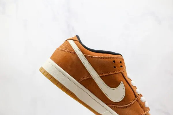 NIKE SB Dunk Low Brown White hook