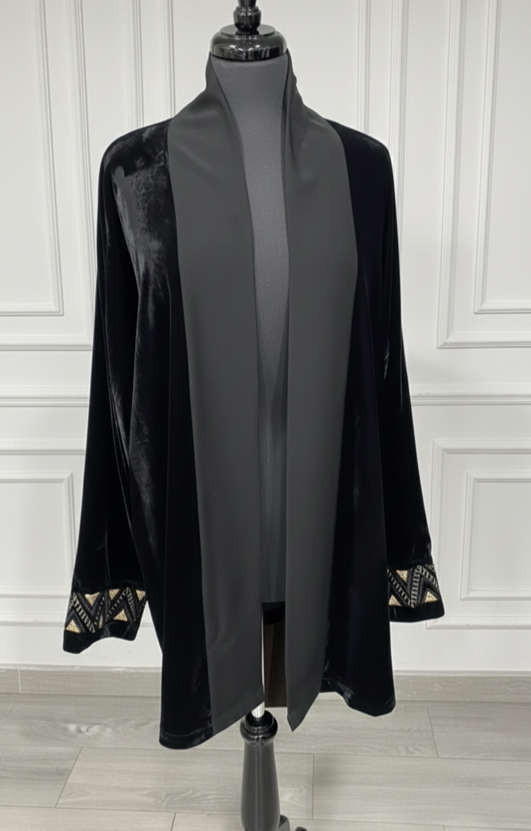 Kimono velours noir mi-long – motifs beiges sur manches
