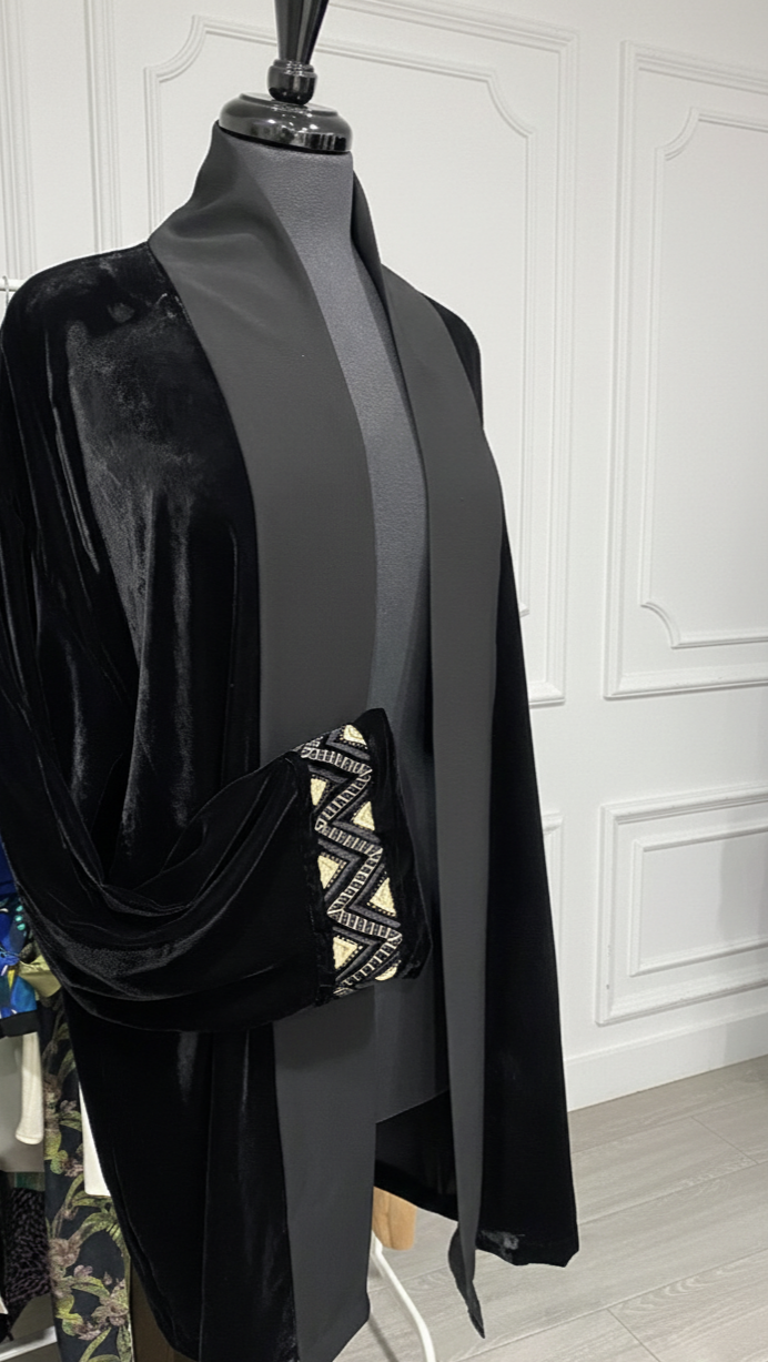 Kimono velours noir mi-long – motifs beiges sur manches
