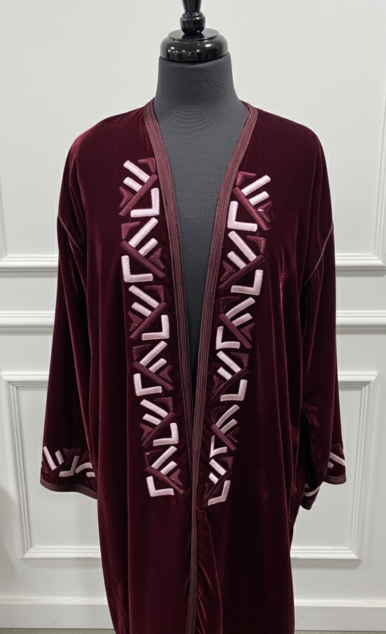 Kimono en velours bordeaux brodé – intérieur satin