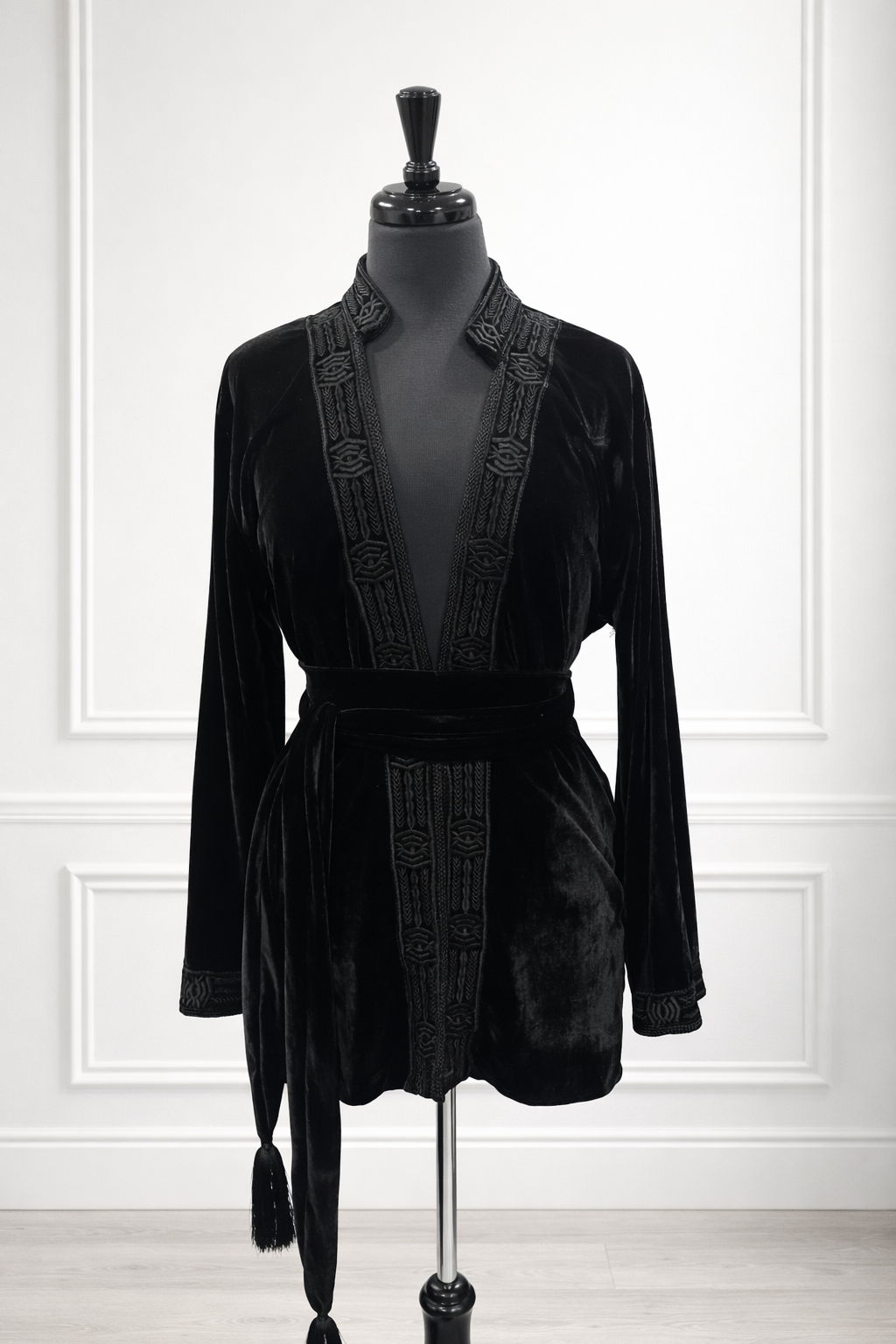 Kimono velours noir court – motif sur col + ceinture choucha