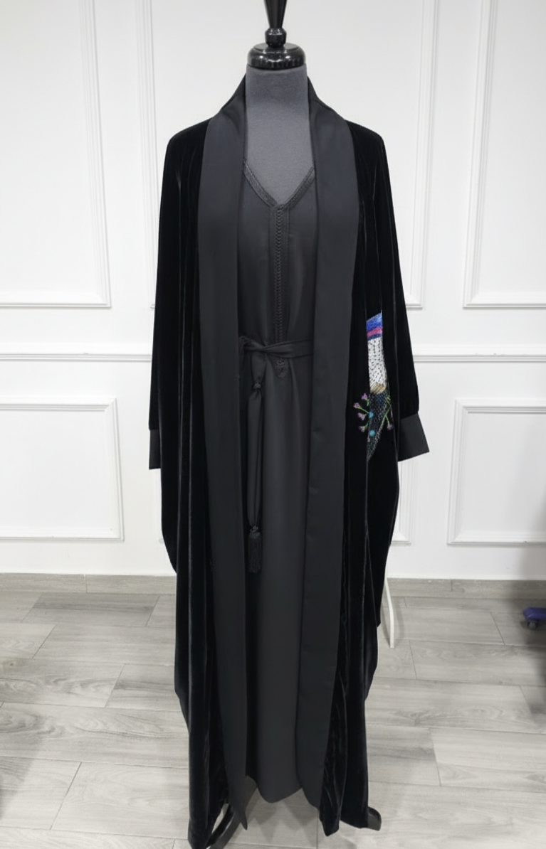 Kimono velours noir – coupe papillon – brodé paon