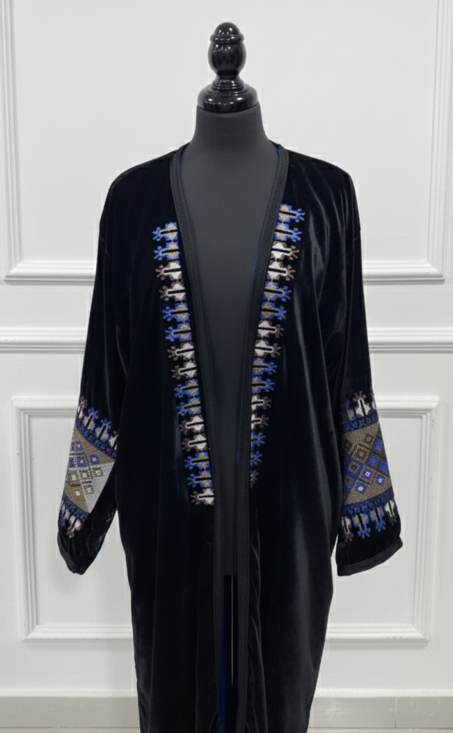 Kimono en velours noir brodé en bleu