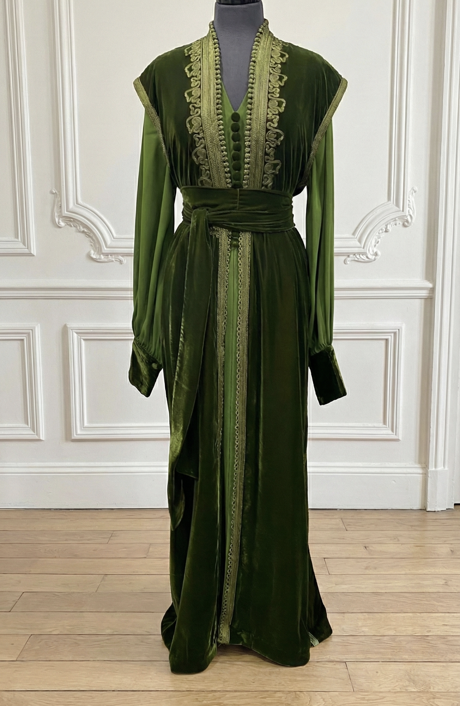 Kimono en velours noir brodé