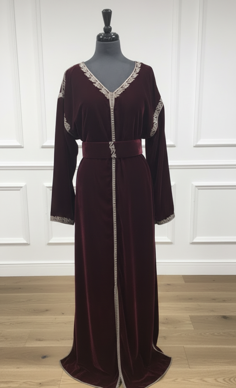 Caftan 1 pièce velours bordeaux – intérieur satin gris + ceinture