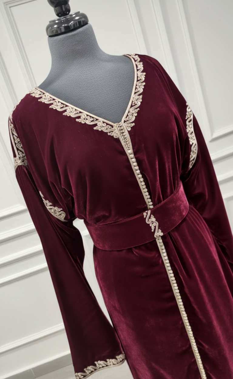 Caftan 1 pièce velours bordeaux – intérieur satin gris + ceinture