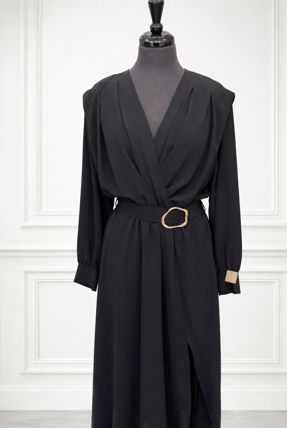 Robe noire 3/4 manches longues – ceinture à boucle dorée