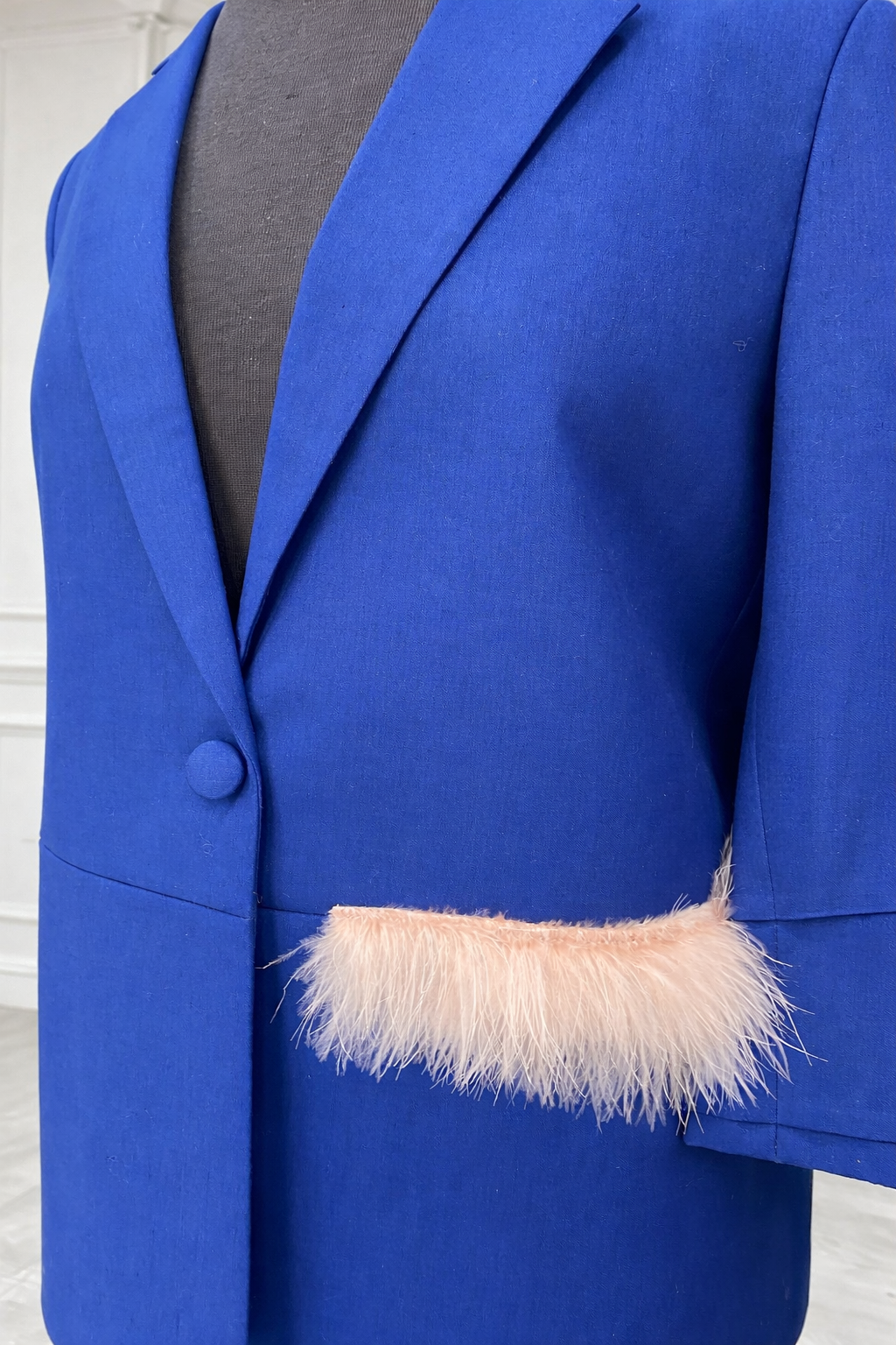 Blazer bleu à plumes – manches 3/4