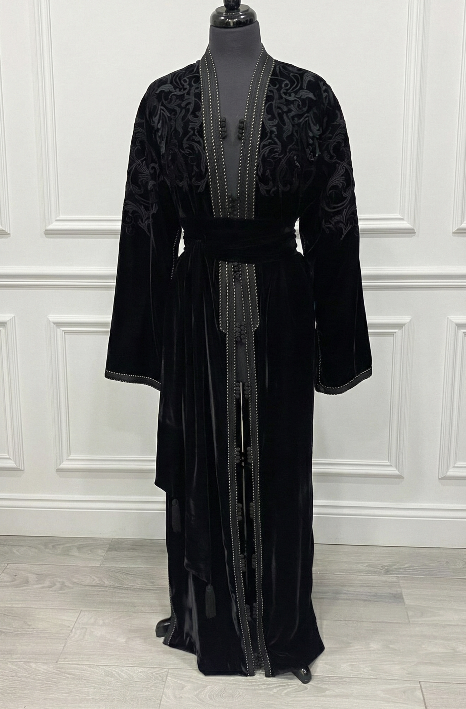 Kimono en velours noir brodé + ceinture