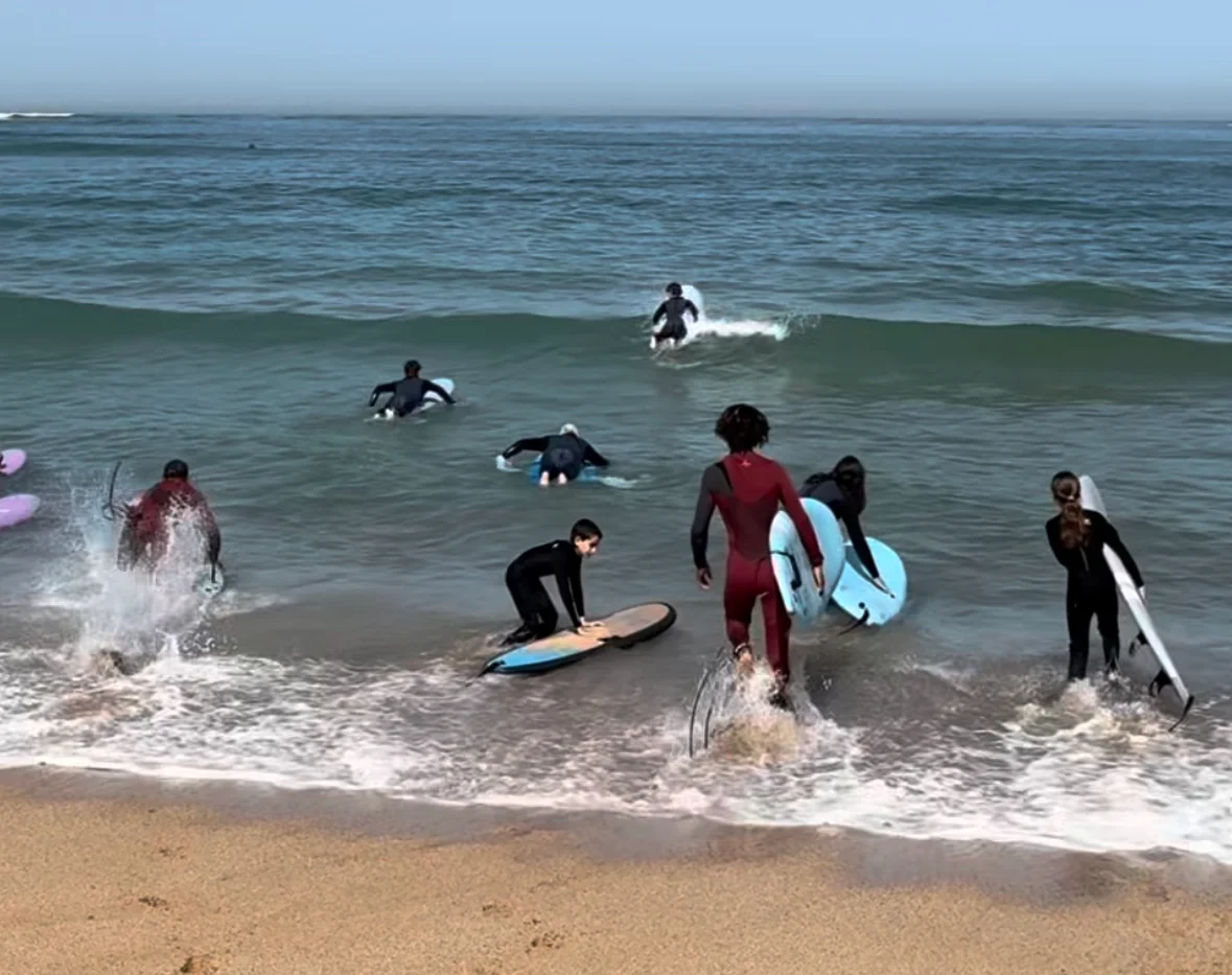Cours de surf en grand groupe à la Crique Surf House de Bouznika