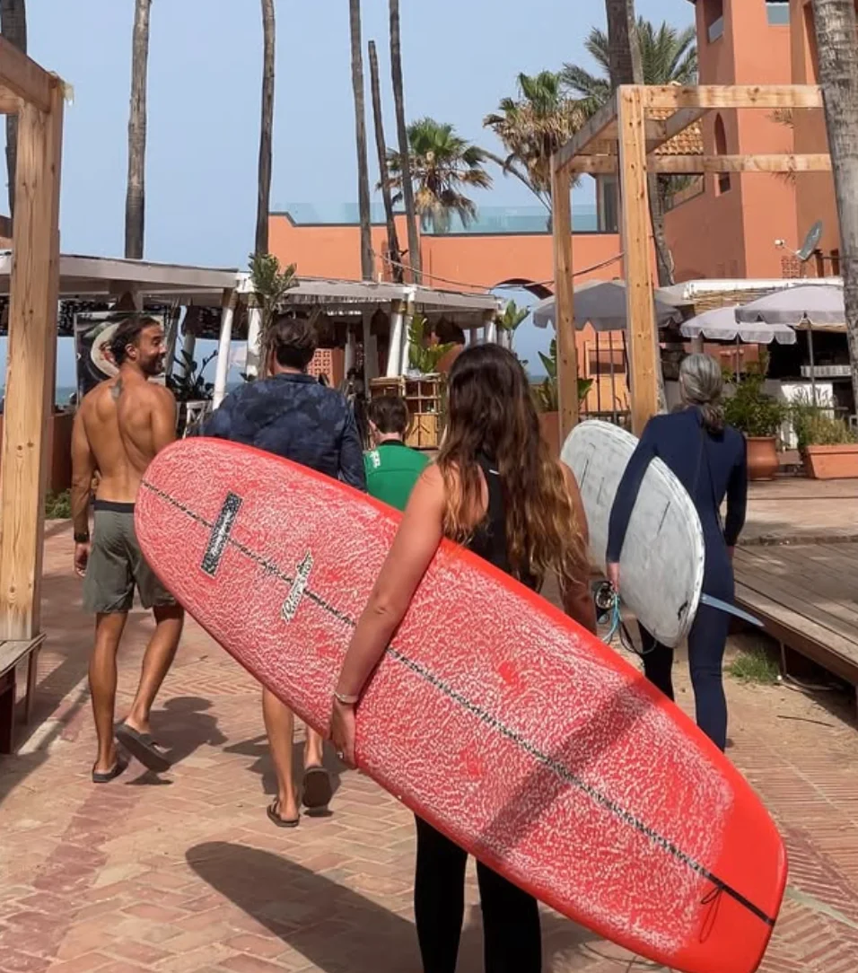 Cours de surf en petit groupe à la Crique Surf House de Bouznika