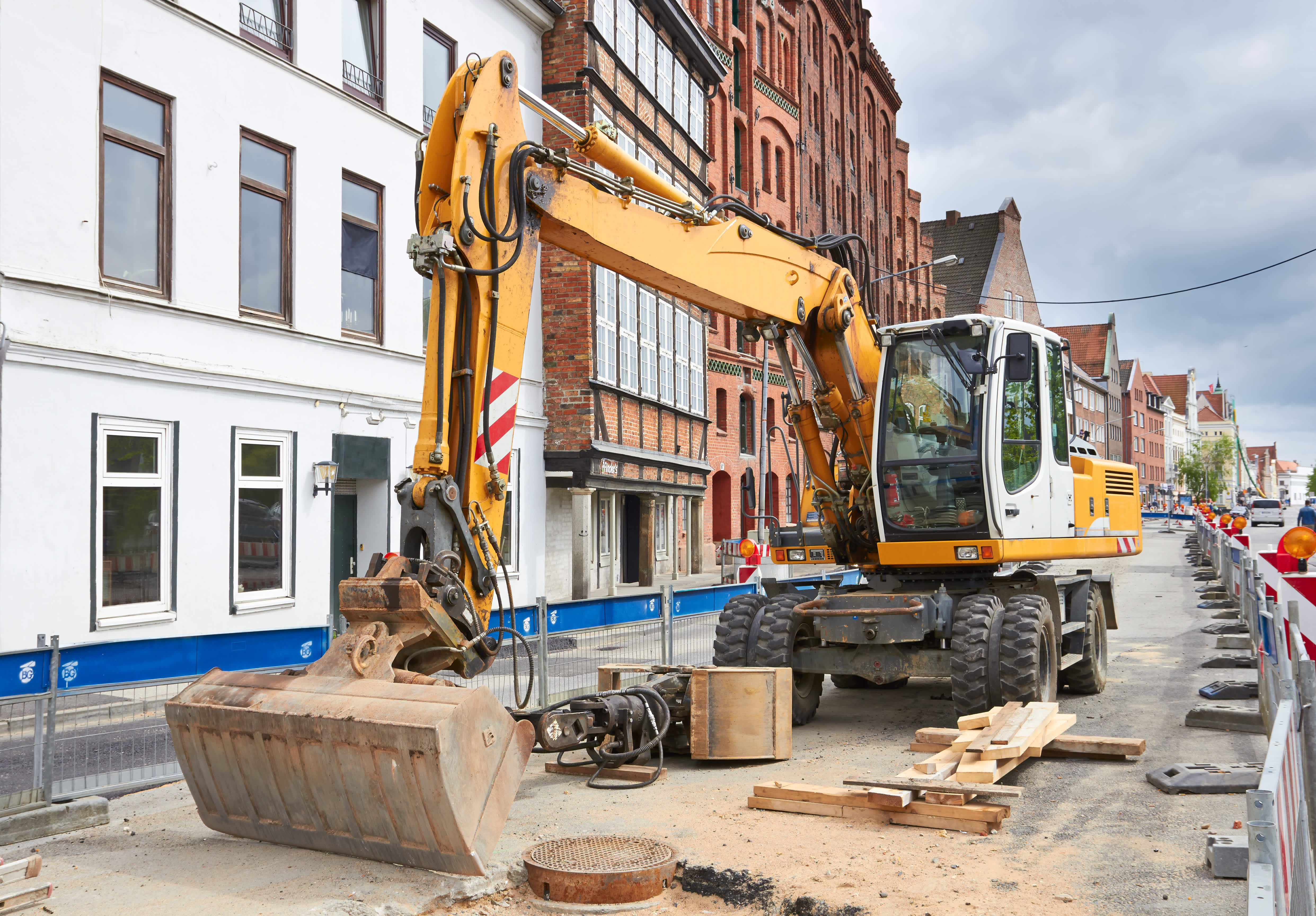 wheeled excavator rental in urban city construction