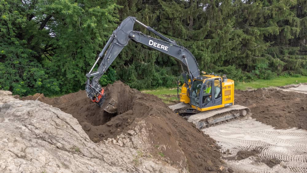 Excavator digging with proper center of gravity 