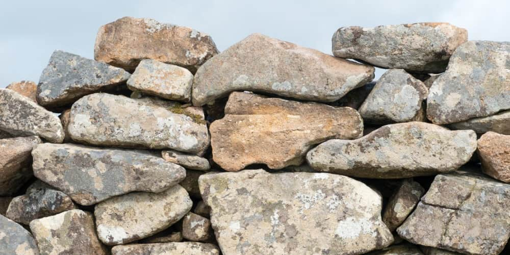 Dry stack wall using large rocks