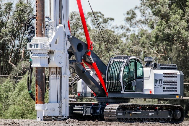 Pilling rig digging deep foundation 