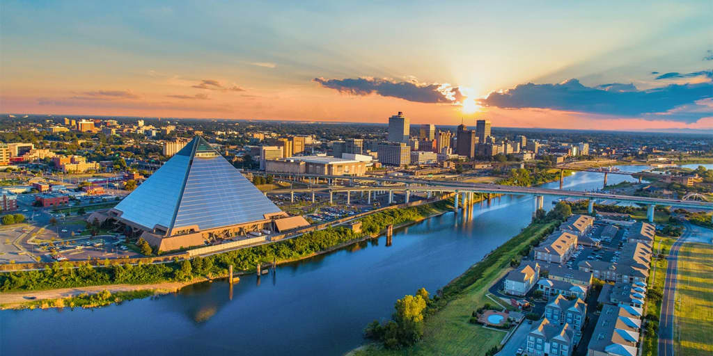 Skyline view of Memphis, Tennessee in the early evening