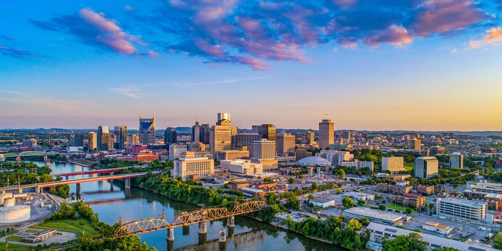 Skyline view of Nashville, Tennessee during the early evening