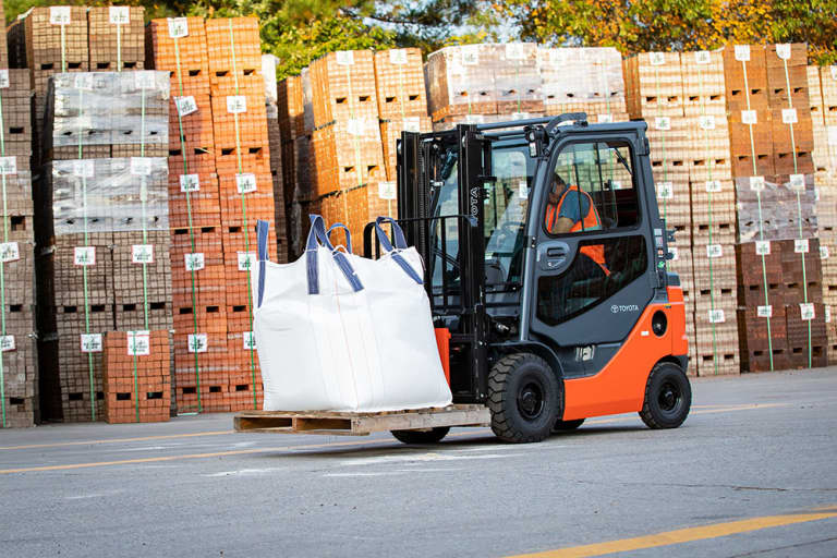 Pneumatic Tire Forklift, 3000 - 6000 lbs image