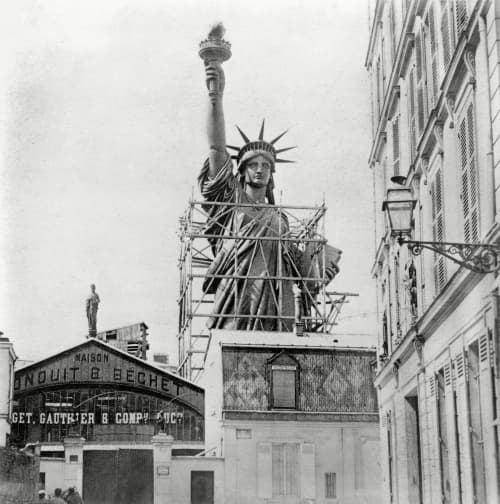 [GÉNÉRIQUE] Ce jour là...  - Page 2 Statue-under-construction