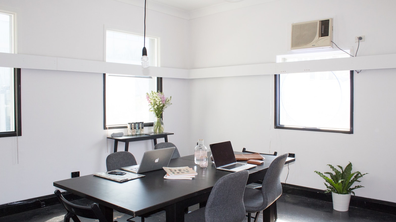 Minimal office illustrating the difference between Notion workspaces and Flow focus