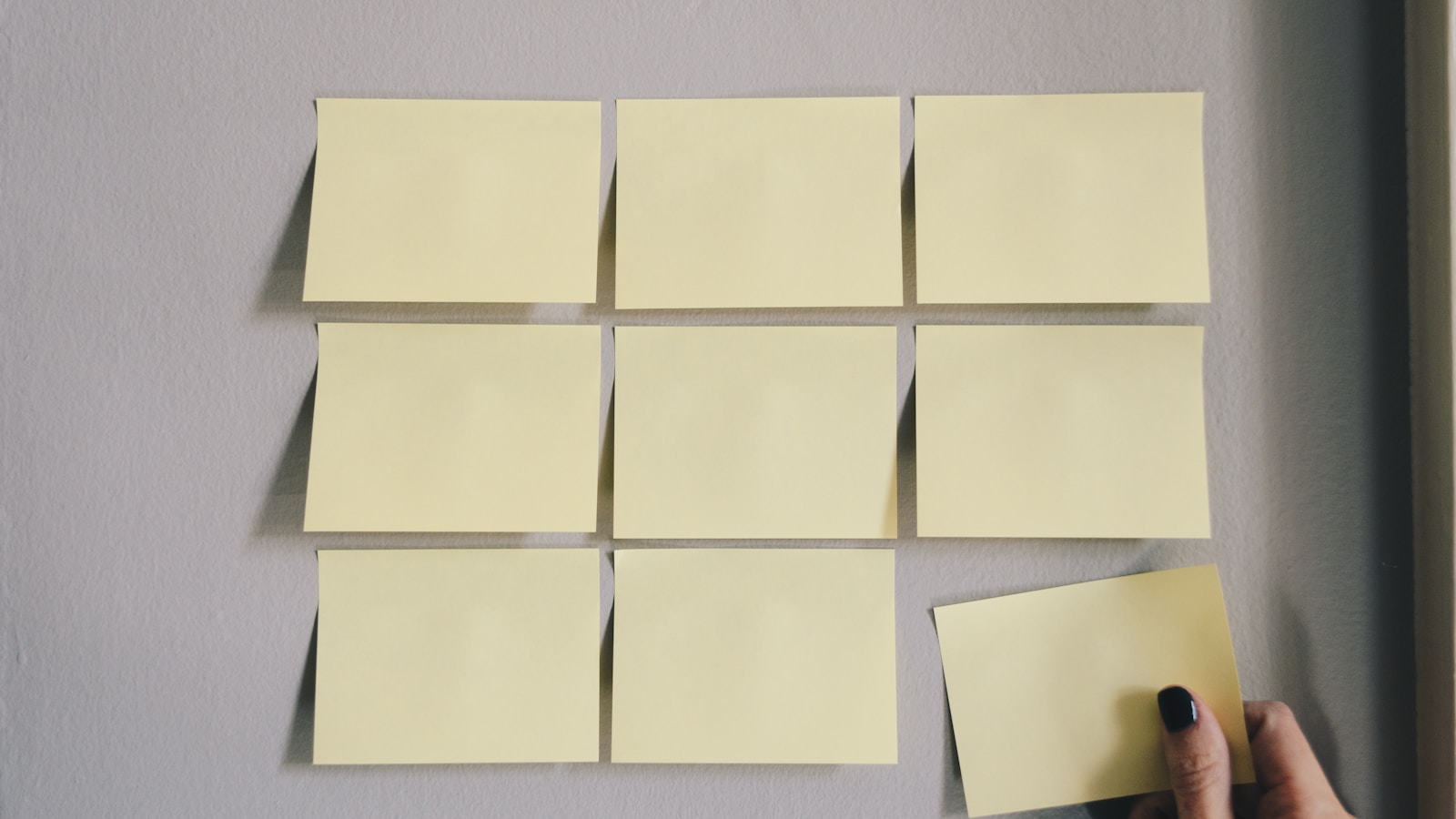 Simple sticky note grid representing lightweight Google Keep alternatives