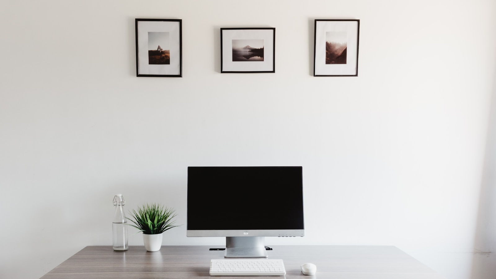 Minimal blank desktop workspace representing Obsidian customization