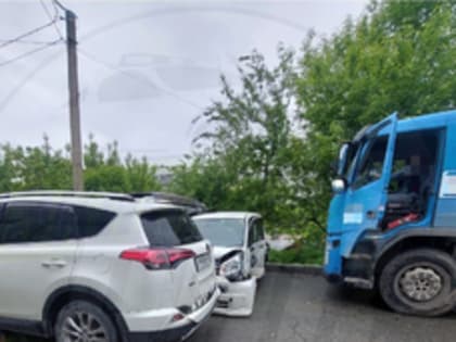 Бетономешалка без водителя повредила семь автомобилей во Владивостоке (ВИДЕО)