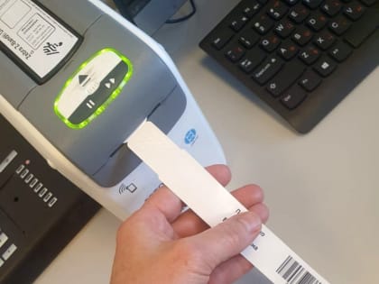 Пациенты Перинатального центра носят идентификационные браслеты
