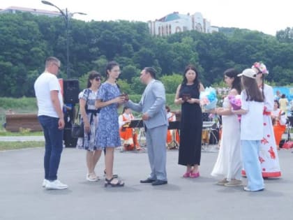 В День семьи, любви и верности юным находкинцам вручили паспорта