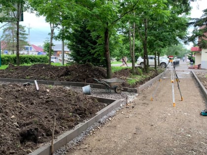 Продолжаются работы по обустройству пешеходной дорожки возле Храма в селе