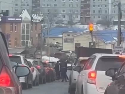 Настоящие разборки произошли во Владивостоке прямо на дороге