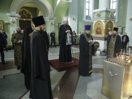 В понедельник первой седмицы Великого поста митрополит Владимир молился за уставным богослужением в Покровском соборе