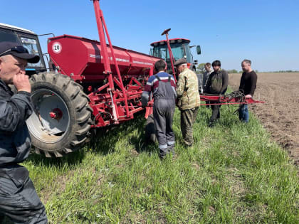 Закладка демонстрационного опыта с Первой Приморской семенной компанией (ООО «ППСК») на опытном поле академии.