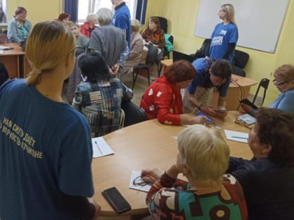 Артемовские молодогвардейцы помогают старшему поколению освоить все функции мобильных телефонов