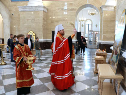 Глава Приморской митрополии освятил новые иконы для Спасо-Преображенского собора