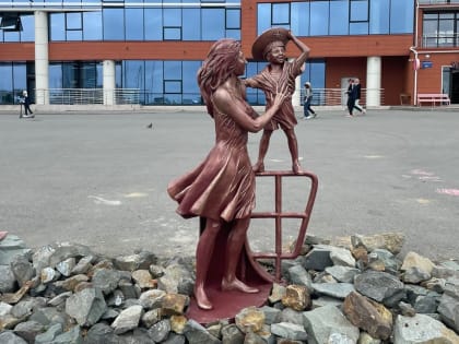 Выяснилось, кем вдохновился автор новой владивостокской скульптуры «Мама и ребёнок»