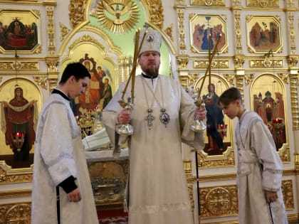 В навечерие Богоявления митрополит Владимир совершил Божественную литургию и чин великого освящения воды