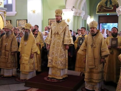 Архипастыри Приморской митрополии совершили Божественную литургию в Покровском соборе