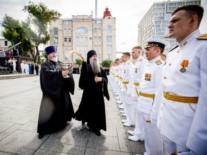 Епископ Иннокентий благословил выпускников Тихоокеанского высшего военно-морского училища имени С.О.Макарова