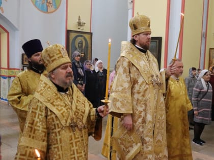 В канун недели Всех святых митрополит Владимир возглавил всенощное бдение в Казанском кафедральном соборе города Находки